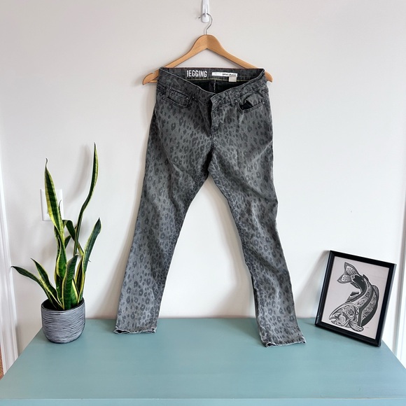 Trendy DKNY Jeans Animal Print Leggings - Size 8, EUC - Picture 1 of 6